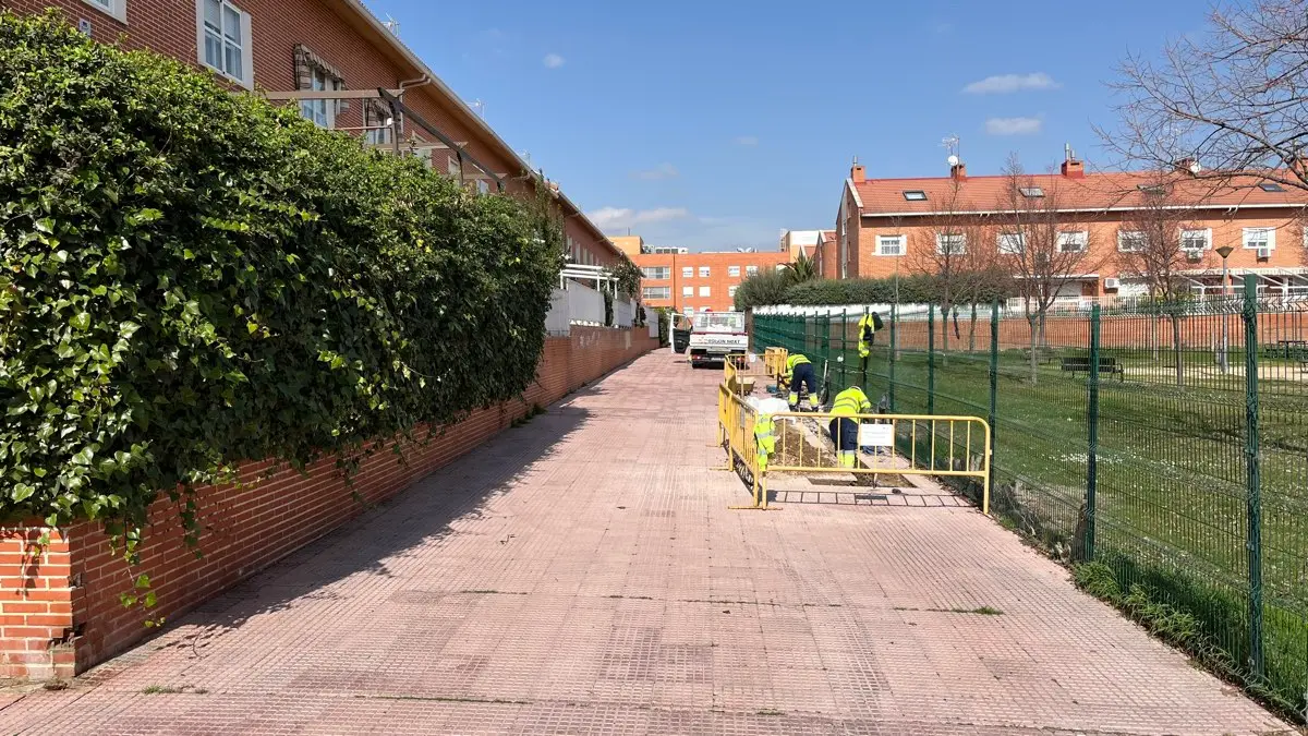 Trabajos de instalaci&oacute;n del nuevo alumbrado en la parte posterior de la calle Rub&eacute;n Dar&iacute;o. AYUNTAMIENTO DE ALCAL&Aacute; DE HENARES