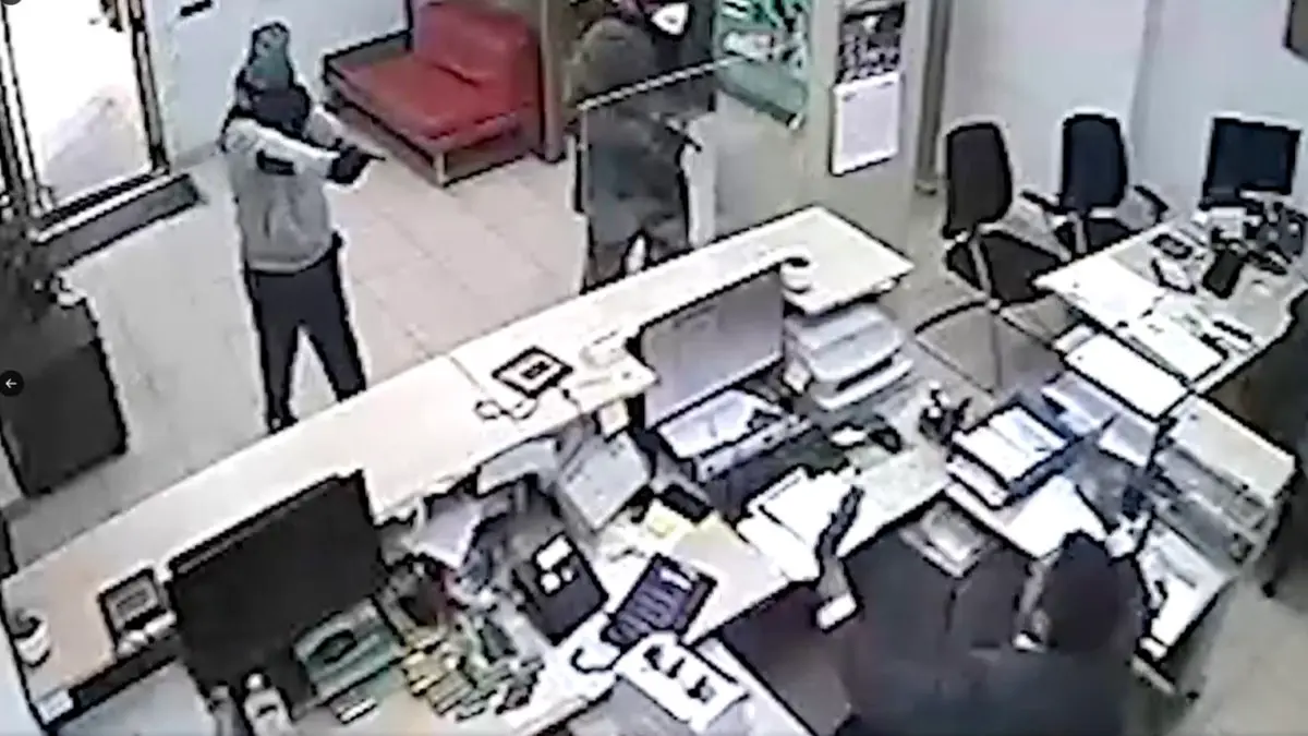 Momento del atraco captado por las c&aacute;maras de la sucursal. POLICI&Iacute;A NACIONAL