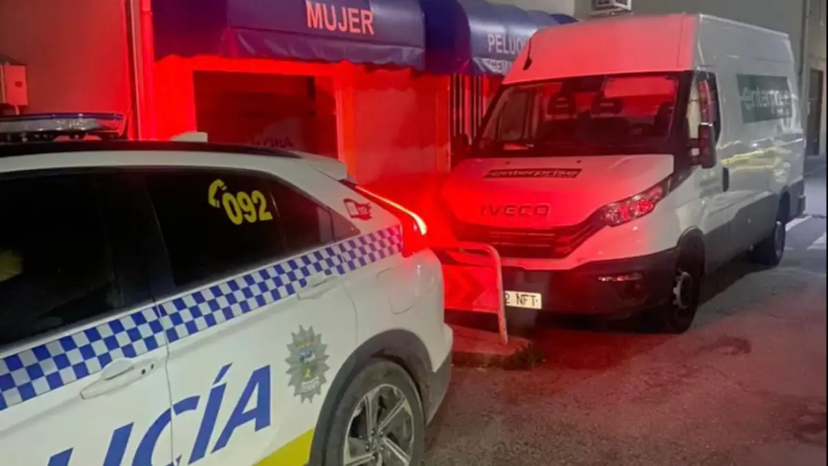 Veh&iacute;culo de la Polic&iacute;a Local junto a un portal en la calle Traves&iacute;a del Jubilado n&ordm; 7. PP MEJORADA DEL CAMPO