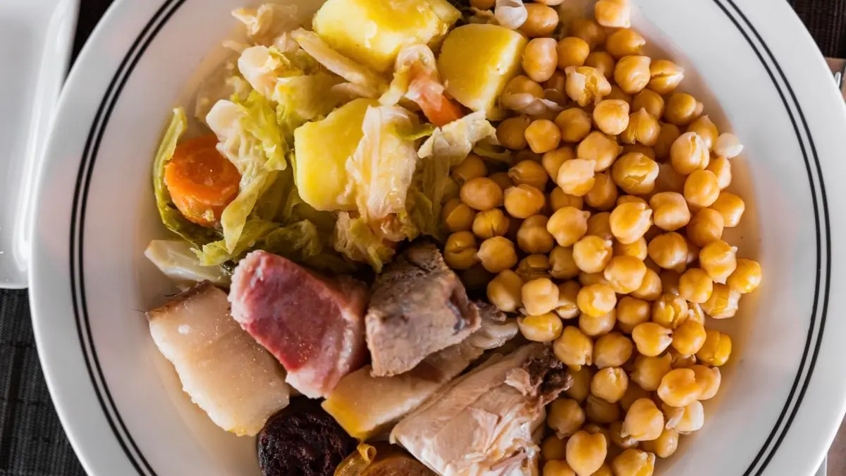 Cocido madrile&ntilde;o servido en tres vuelcos en la Taberna San Isidro de Alcal&aacute; de Henares. TABERNA SAN ISIDRO