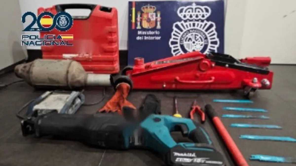 Herramientas y catalizadores intervenidos en la operaci&oacute;n contra los ladrones detenidos en Alcal&aacute; de Henares. POLIC&Iacute;A NACIONAL