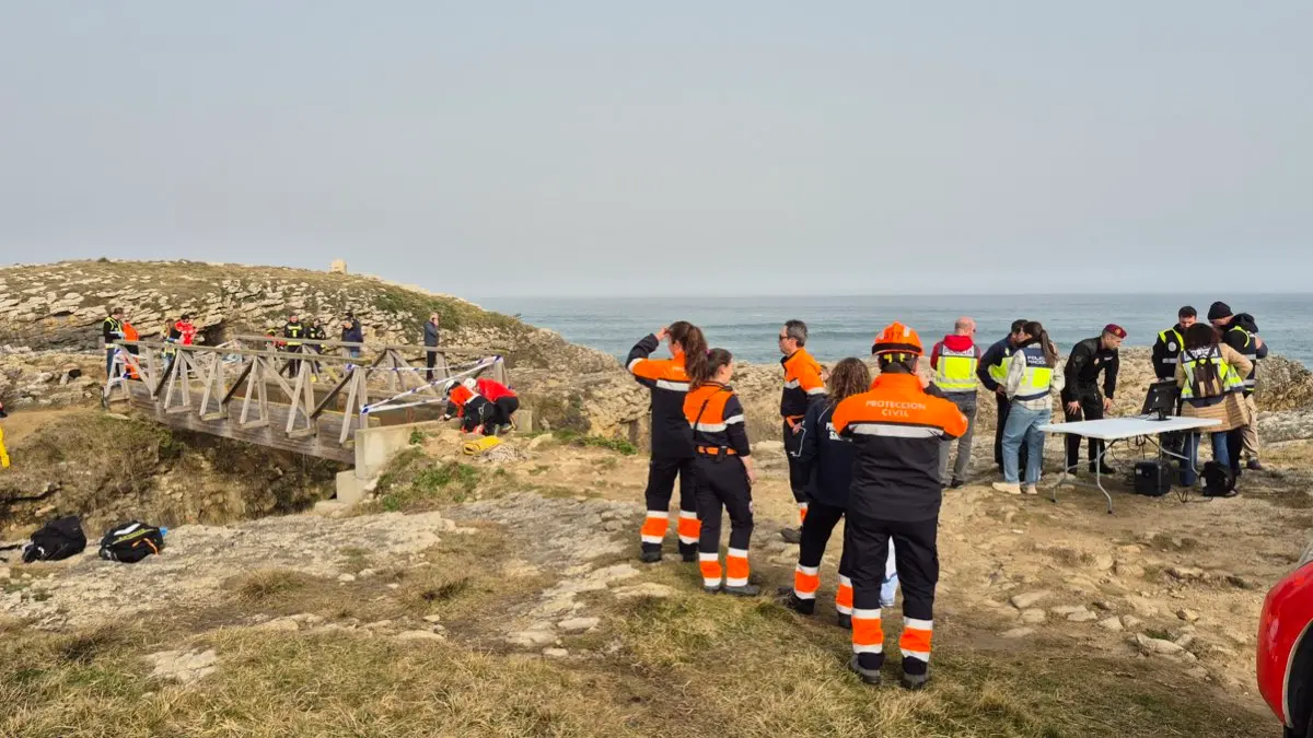 Operativo de b&uacute;squeda tras el derrumbe de la pasarela en Santander. 112 CANTABRIA