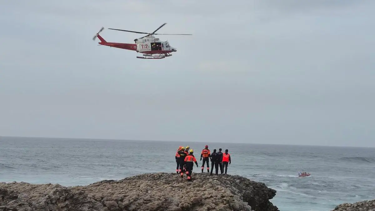 Helic&oacute;ptero y equipos de emergencia durante el operativo de b&uacute;squeda en la costa de Santander. 112 CANTABRIA.