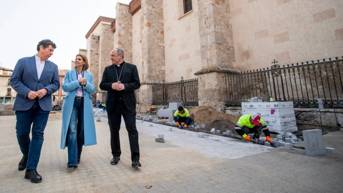 La alcaldesa visita junto al obispo las obras de remodelaci&oacute;n de la Plaza de los Santos Ni&ntilde;os en Alcal&aacute; de Henares. AYUNTAMIENTO DE ALCAL&Aacute; DE HENARES