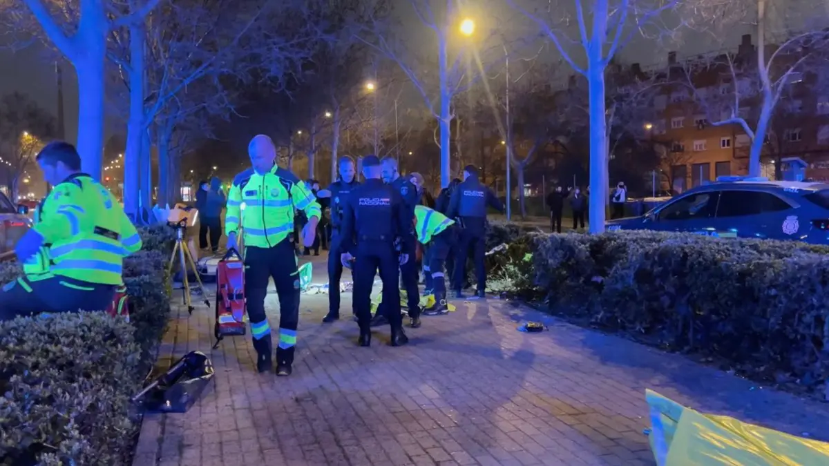 Polic&iacute;a y sanitarios del SAMUR intervienen tras la agresi&oacute;n con arma blanca en la avenida de Asturias, en Tetu&aacute;n. EMERGENCIAS MADRID