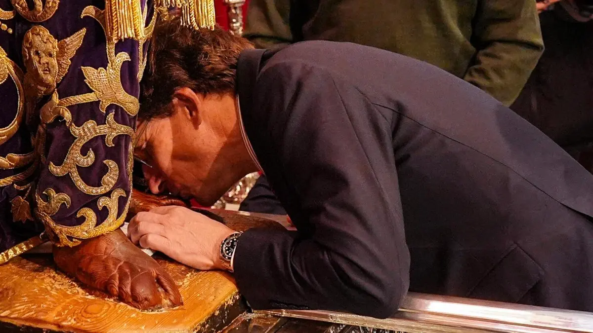 Jos&eacute; Luis Mart&iacute;nez-Almeida durante el tradicional besapi&eacute;s al Cristo de Medinaceli en Madrid. AYUNTAMIENTO DE MADRID