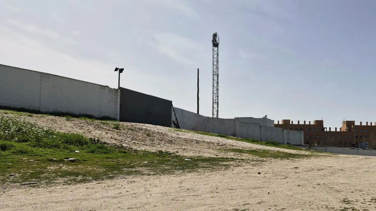 Parcela del complejo del Estadio Municipal de Deportes donde se construir&aacute; el nuevo campo de f&uacute;tbol 7. AYUNTAMIENTO DE ARGANDA DEL REY