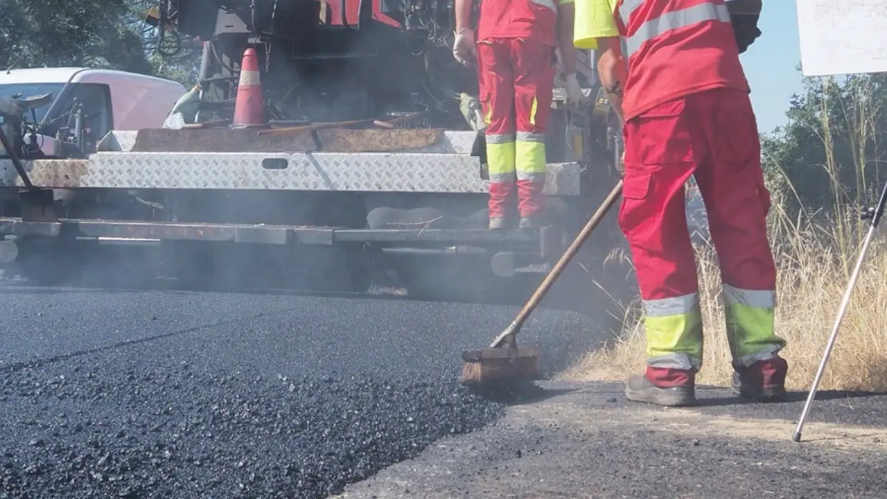 Trabajos de mantenimiento de carreteras. COMUNIDAD DE NMAD