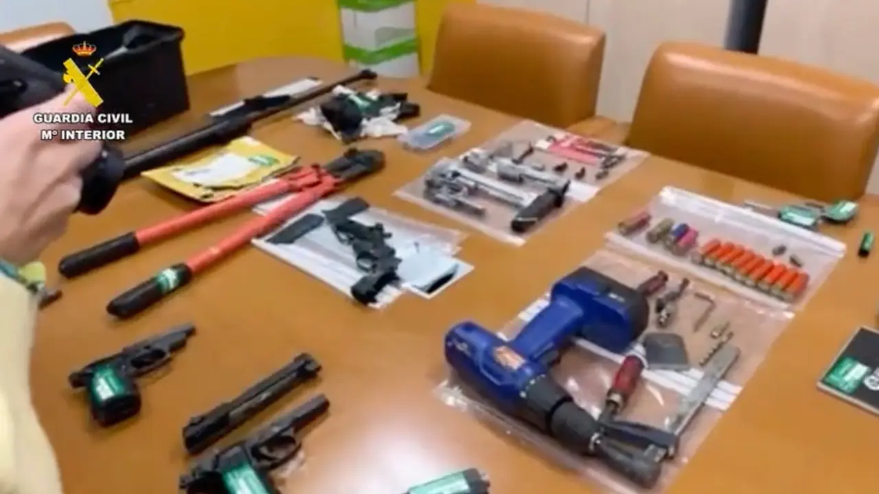 Armas y material intervenido por la Guardia Civil en la operaci&oacute;n. GUARDIA CIVIL