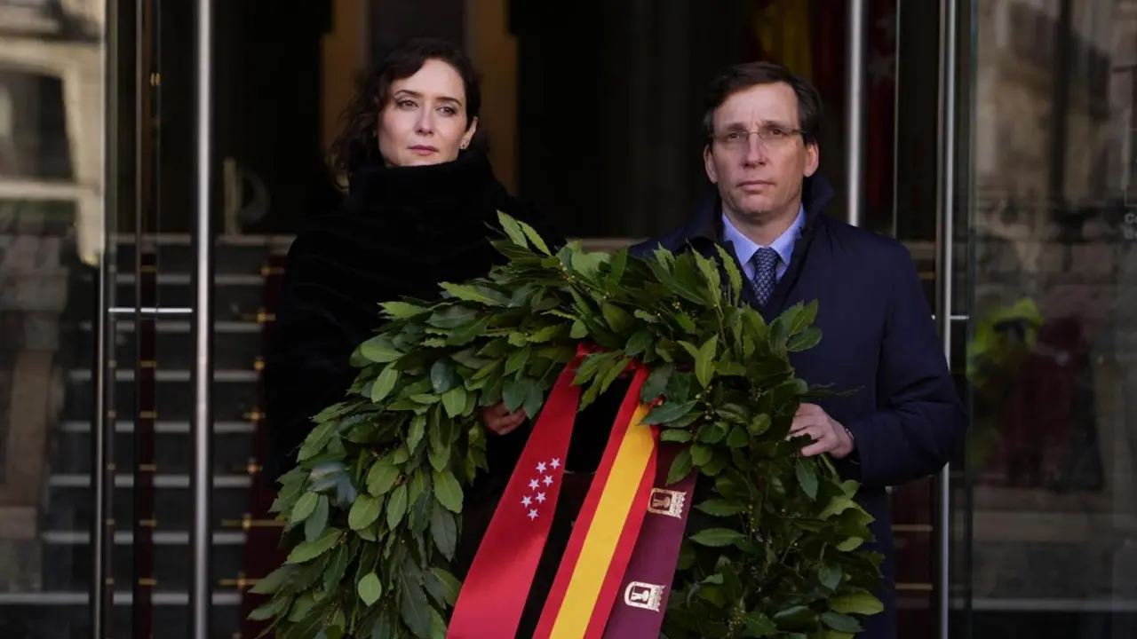 Isabel D&iacute;az Ayuso y Jos&eacute; Luis Mart&iacute;nez-Almeida durante el homenaje a las v&iacute;ctimas del 11M en la Real Casa de Correos. COMUNIDAD DE MADRID