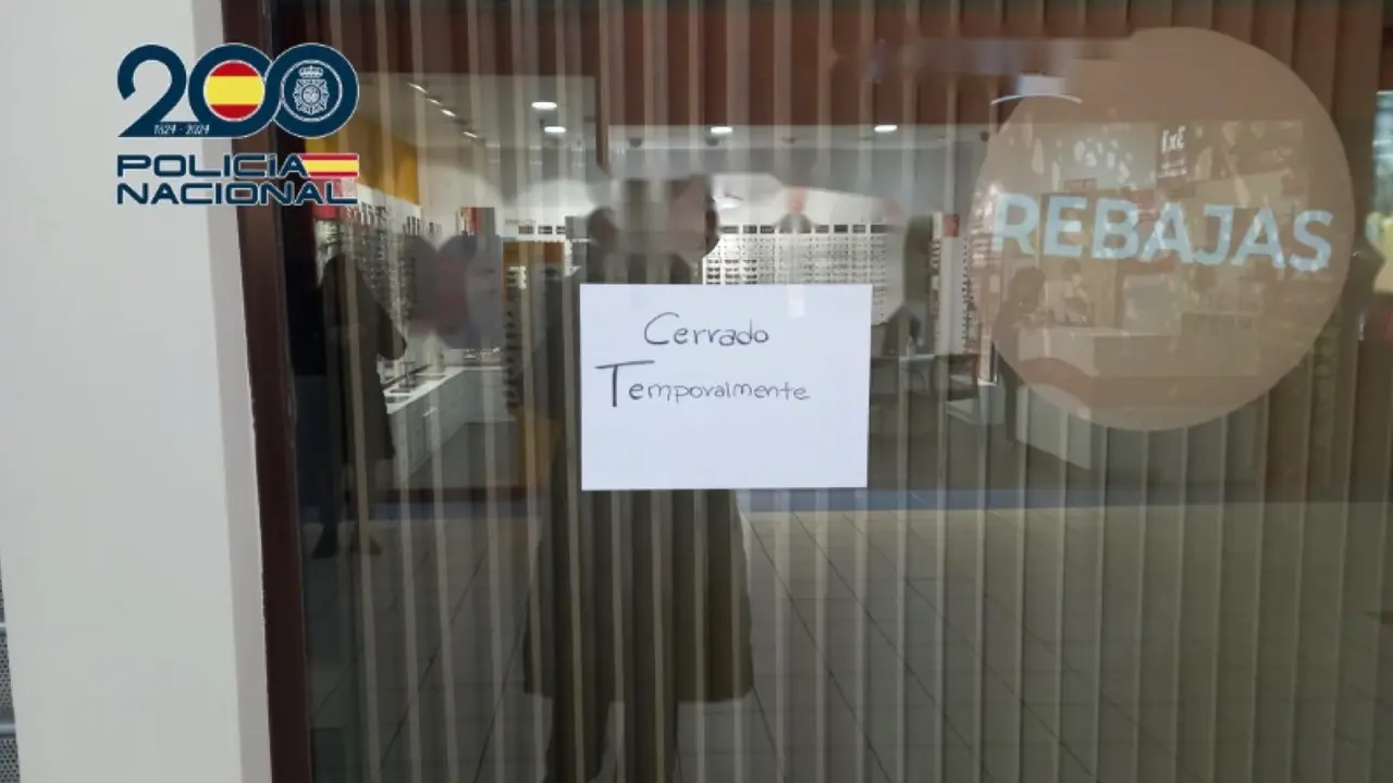 La detenida coloc&oacute; un cartel de &laquo;Cerrado temporalmente&raquo; en la puerta del local. POLIC&Iacute;A NACIONAL