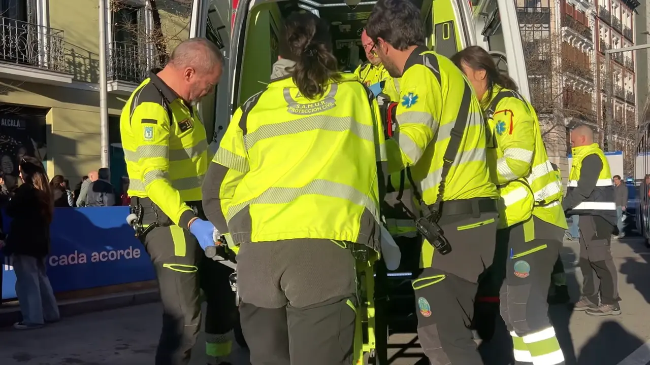 Sanitarios del SAMUR en el lugar del atropello. EMERGENCIAS MADRID