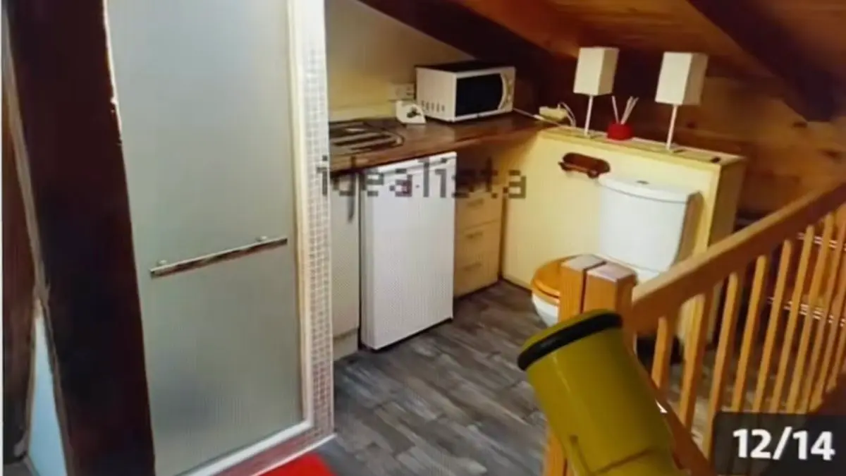 Detalle de la cocina del piso en alquiler de Alcal&aacute; donde el retrete est&aacute; situado junto a los muebles. TIKTOK / LE PETIT PATITO
