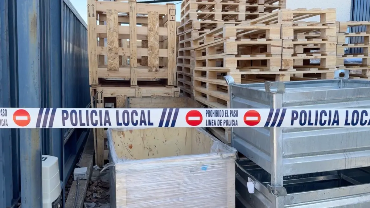 Zona acordonada por la Polic&iacute;a Local tras el accidente laboral en Loeches. 112