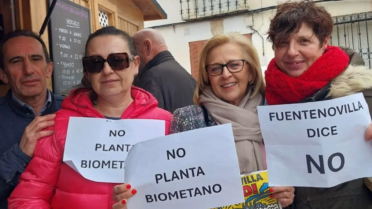 Vecinos de Fuentenovilla, junto a la alcaldesa, muestran su rechazo a la planta de biometano. AYUNTAMIENTO DE FUENTENOVILLA