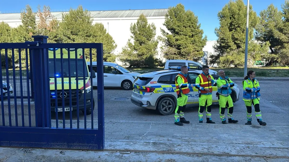 Sanitarios del SUMMA durante la intervenci&oacute;n tras el accidente laboral en Ciempozuelos. 112