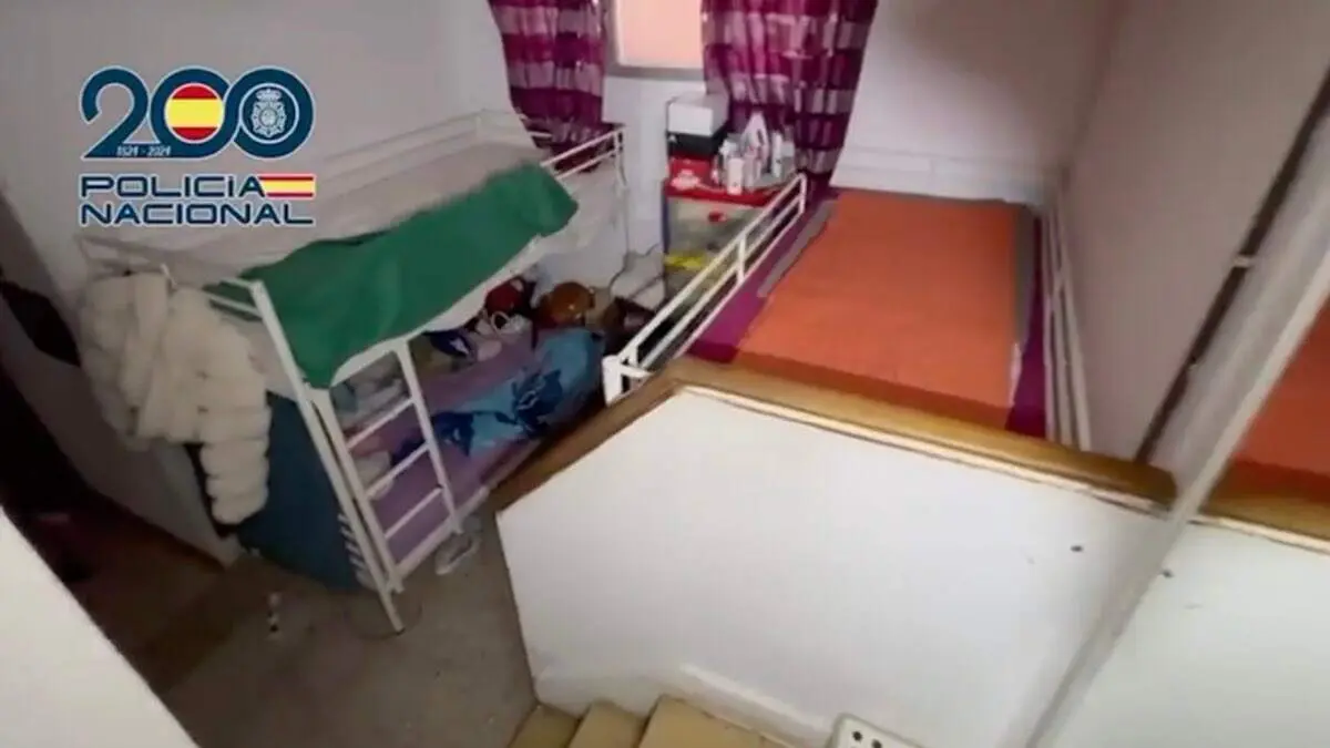 Habitaci&oacute;n del s&oacute;tano donde viv&iacute;an hacinadas las v&iacute;ctimas. POLIC&Iacute;A NACIONAL