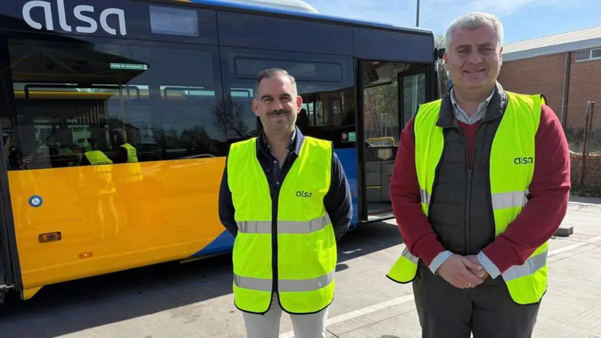 El concejal de Infraestructuras, Santiago L&oacute;pez, junto a la flota municipal de autobuses en el Pol&iacute;gono Industrial del Henares. AYUNTAMIENTO DE GUADALAJARA
