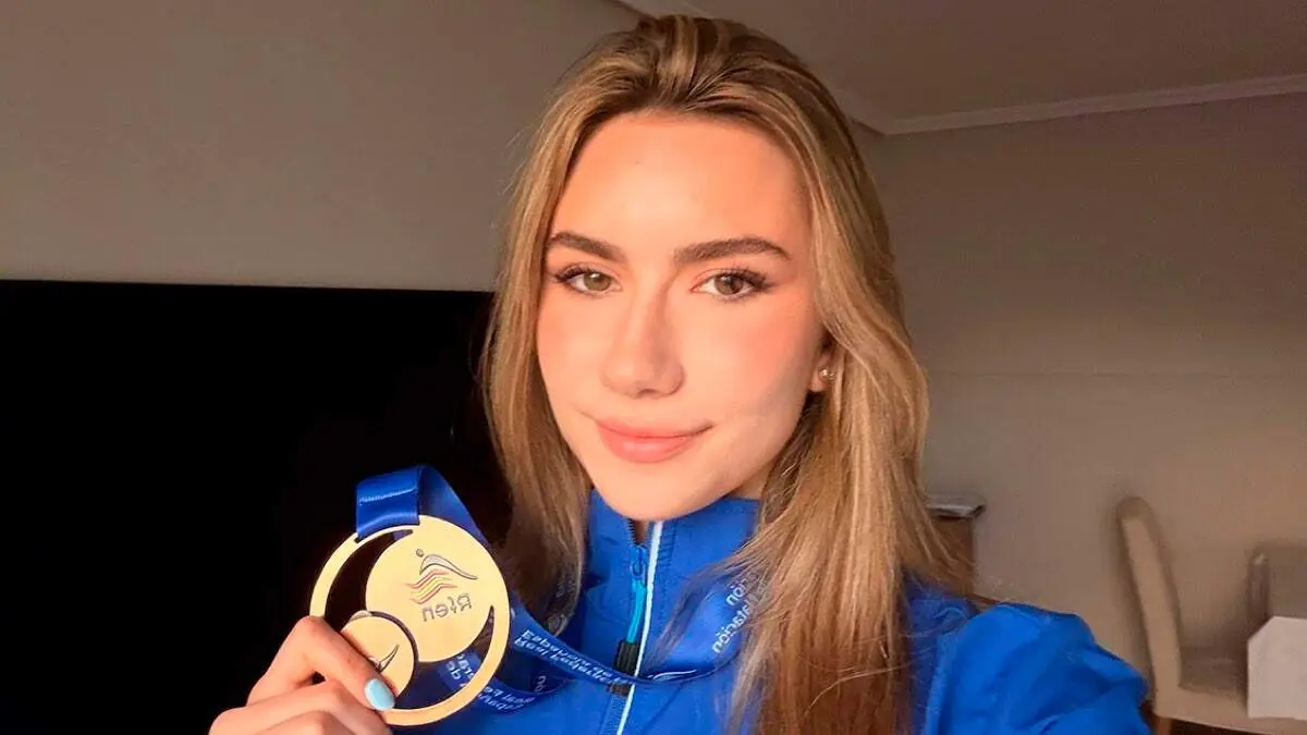 Jimena Ruiz muestra una de las medallas logradas en el Campeonato de Espa&ntilde;a. AYUNTAMIENTO DE TORREJ&Oacute;N DE ARDOZ