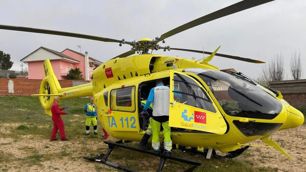 Helic&oacute;ptero del SUMMA durante la evacuaci&oacute;n del herido en Morata de Taju&ntilde;a. 112 COMUNIDAD DE MADRID