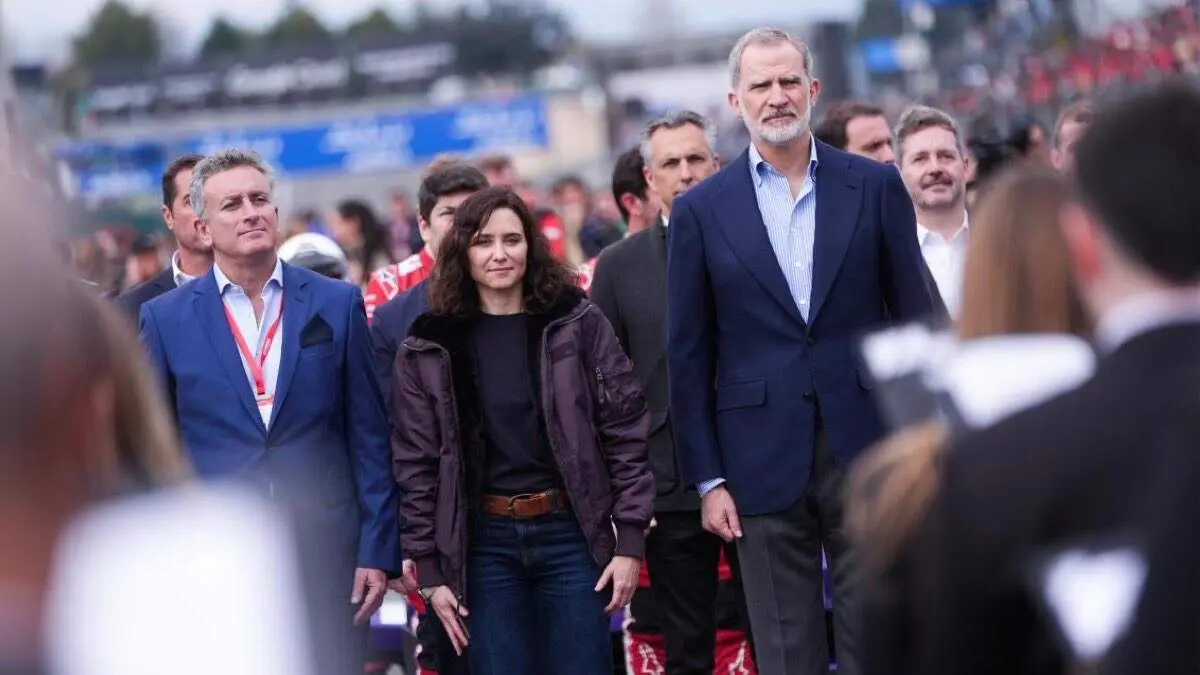 El Rey Felipe VI y la presidenta Isabel D&iacute;az Ayuso durante su visita al Madrid E-Prix en el Circuito de Madrid-Jarama. COMUNIDAD DE MADRID
