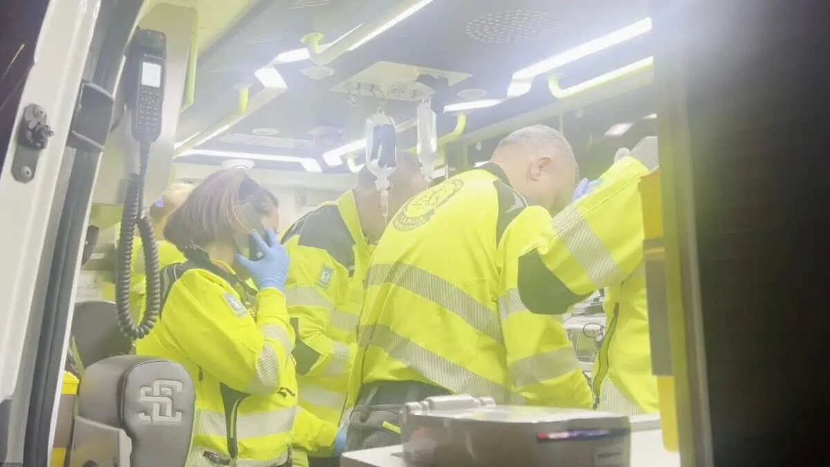 Los sanitarios del SAMUR en el lugar del suceso. EMERGENCIAS MADRID
