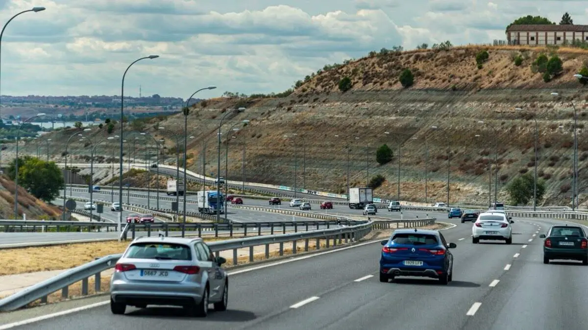 Tr&aacute;fico en la autov&iacute;a M-50. SHUTTERSTOCK
