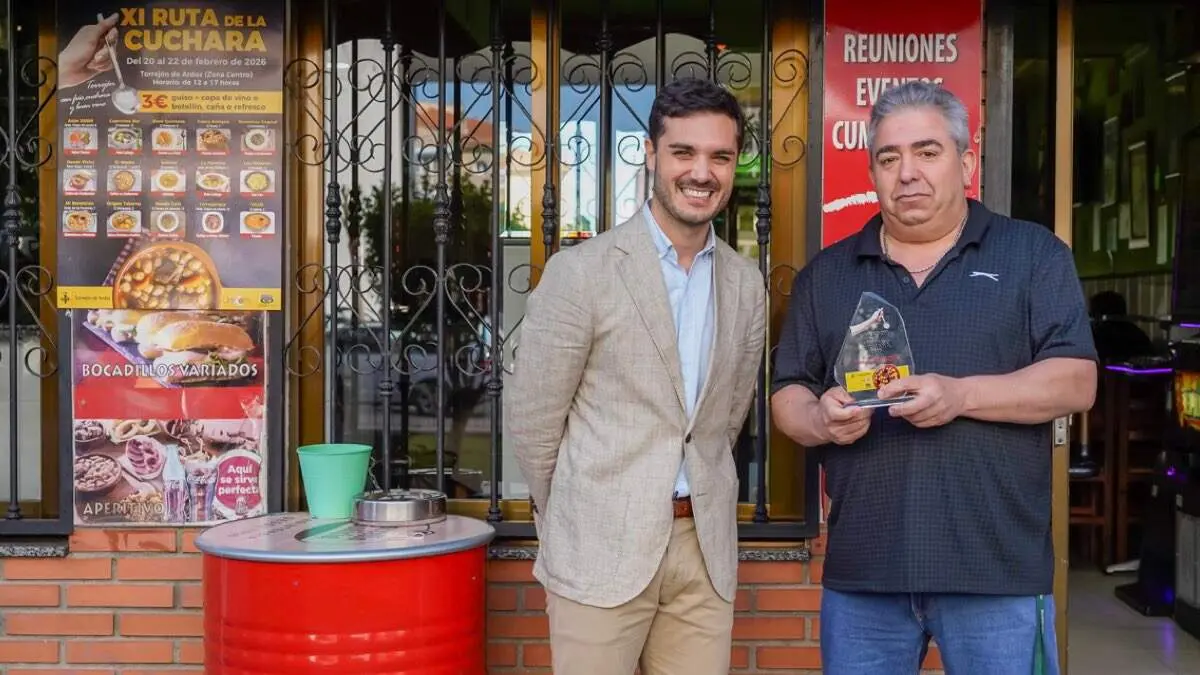 El alcalde de Torrej&oacute;n, Alejandro Navarro, durante la entrega del premio de la Ruta de la Cuchara. AYUNTAMIENTO DE TORREJ&Oacute;N DE ARDOZ
