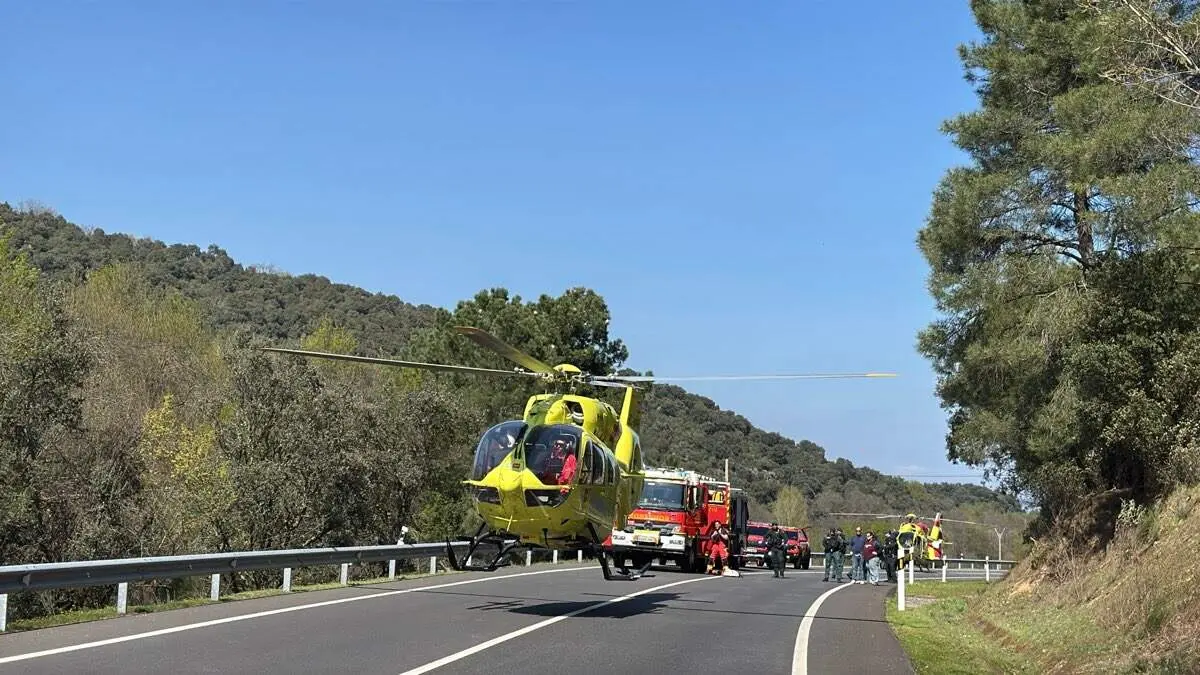 Helic&oacute;ptero medicalizado y equipos de emergencia intervienen en el accidente en la M-501. 112 COMUNIDAD DE MADRID