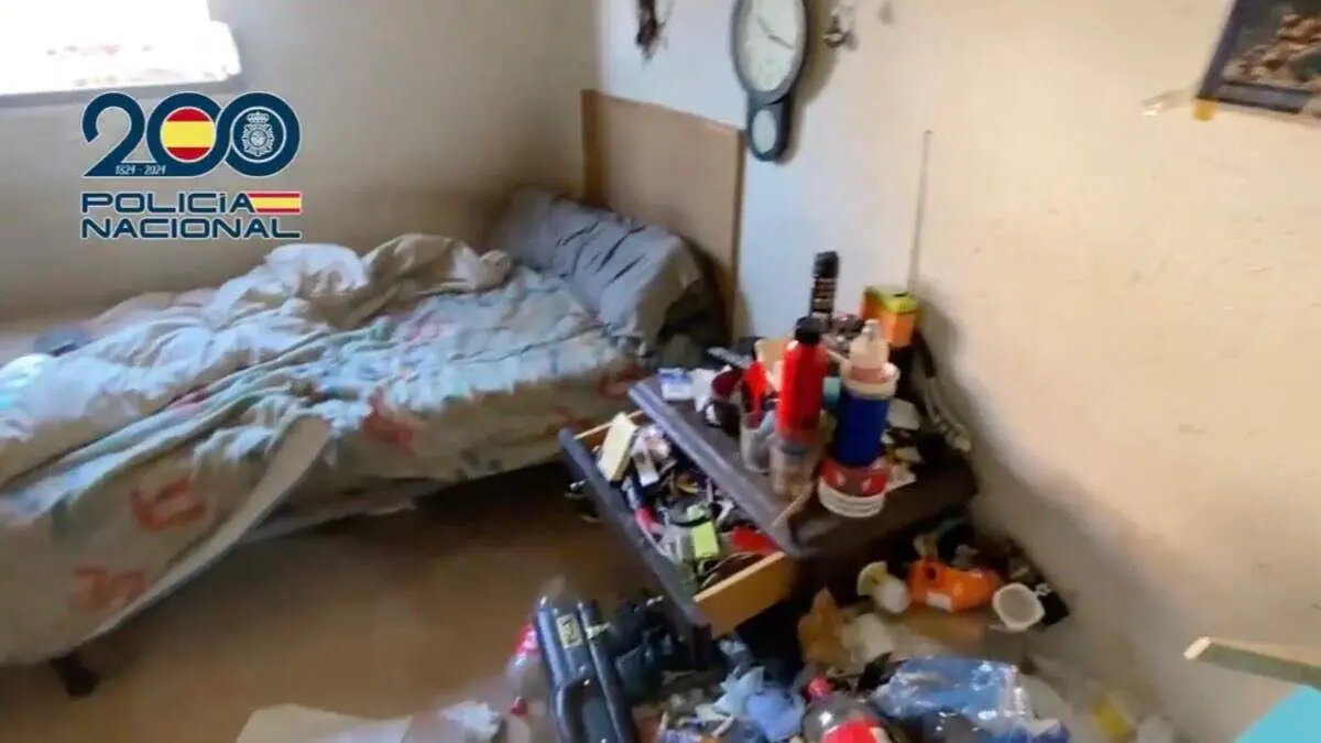 Interior del piso de Moratalaz donde viv&iacute;a el detenido en condiciones insalubres. POLIC&Iacute;A NACIONAL