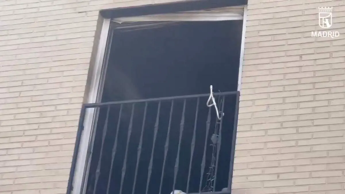 Ventana de la vivienda afectada por el incendio en Usera. EMERGENCIAS MADRID