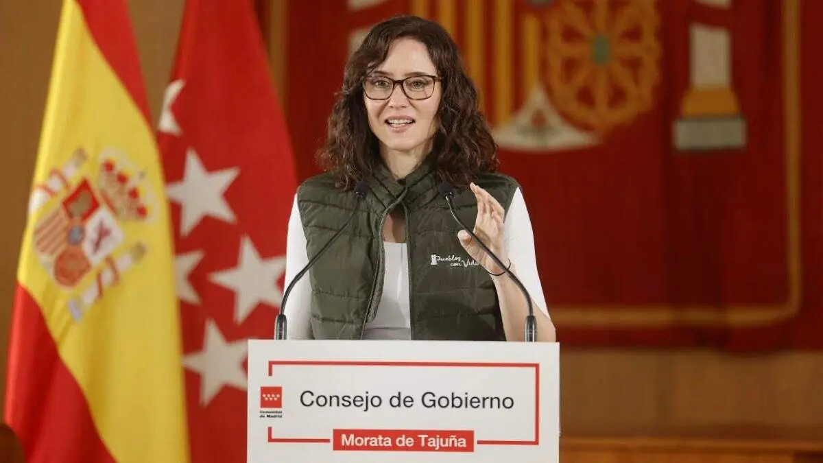 La presidenta de la Comunidad de Madrid, Isabel D&iacute;az Ayuso, tras el Consejo de Gobierno celebrado en Morata de Taju&ntilde;a. COMUNIDAD DE MADRID