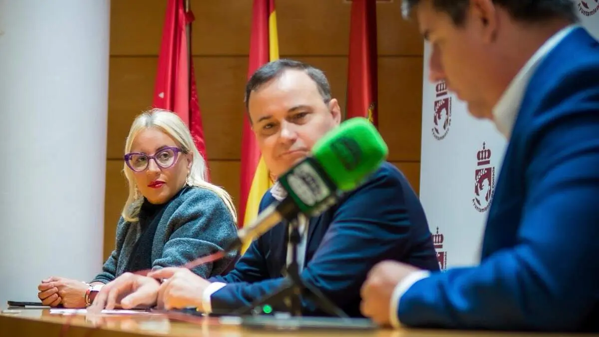 Una de las concejalas de M&aacute;s Madrid durante una comparecencia en el Ayuntamiento de Coslada junto al alcalde, &Aacute;ngel Viveros. M&Aacute;S MADRID