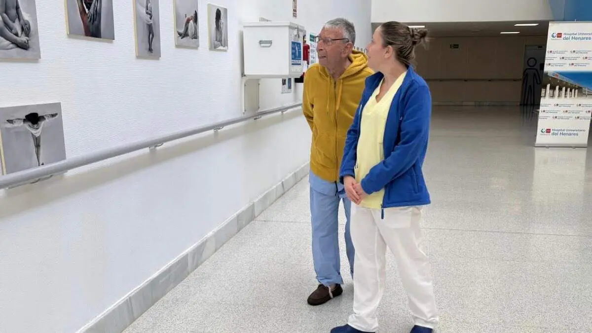 Paciente mayor durante el programa de movilizaci&oacute;n precoz del Hospital del Henares. COMUNIDAD DE MADRID