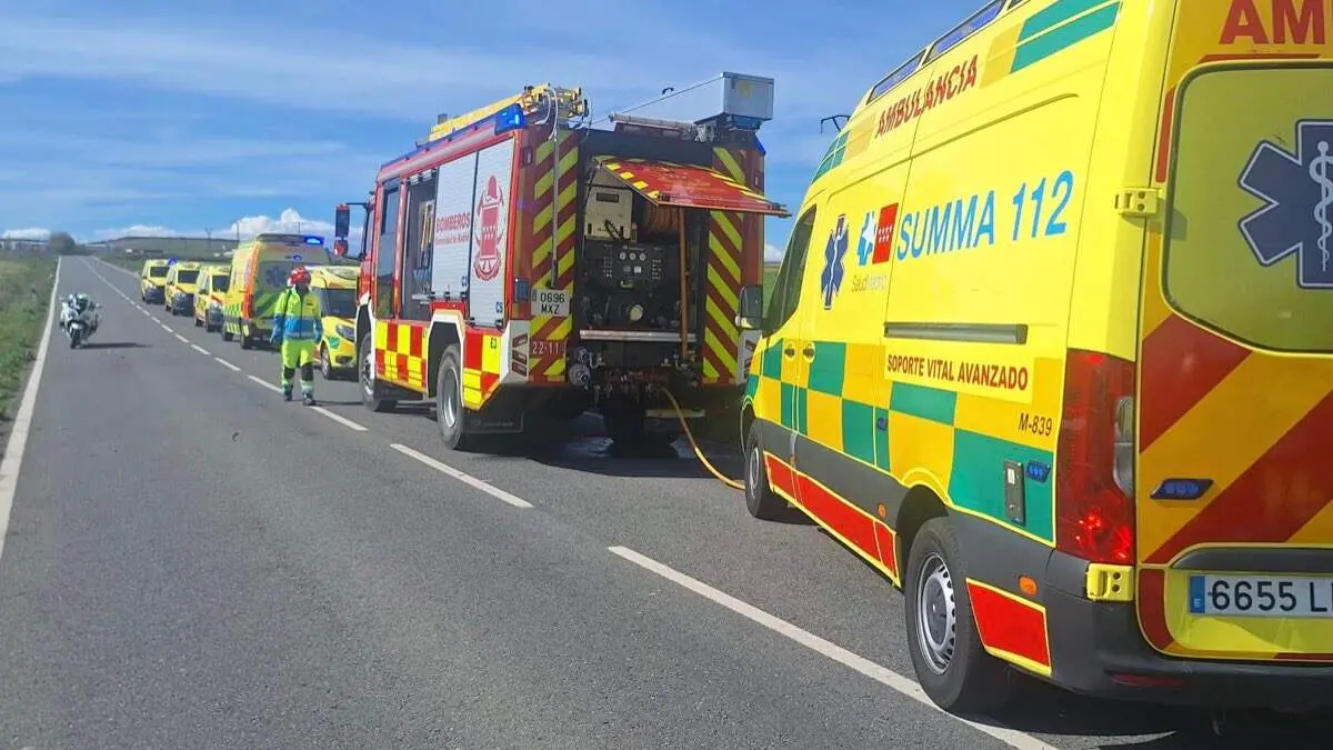 Dispositivo de emergencias en la M-118 tras el accidente con tres heridos. 112 COMUNIDAD DE MADRID