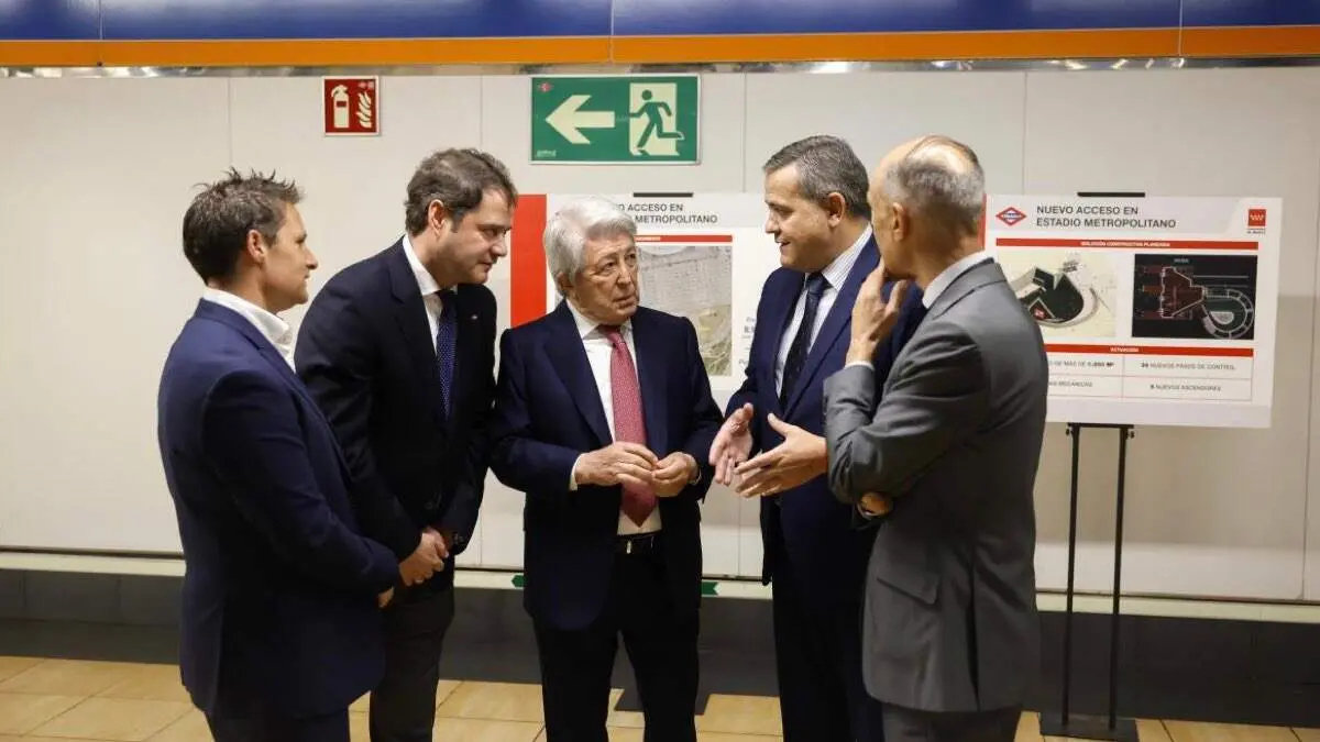 Enrique Cerezo, Jorge Rodrigo y responsables de Metro durante la presentaci&oacute;n del nuevo acceso en la estaci&oacute;n de Estadio Metropolitano. COMUNIDAD DE MADRID