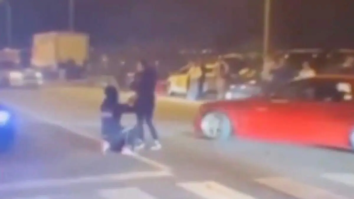 Pareja en mitad de la calzada durante la pedida de matrimonio, instantes antes del atropello. TELEMADRID