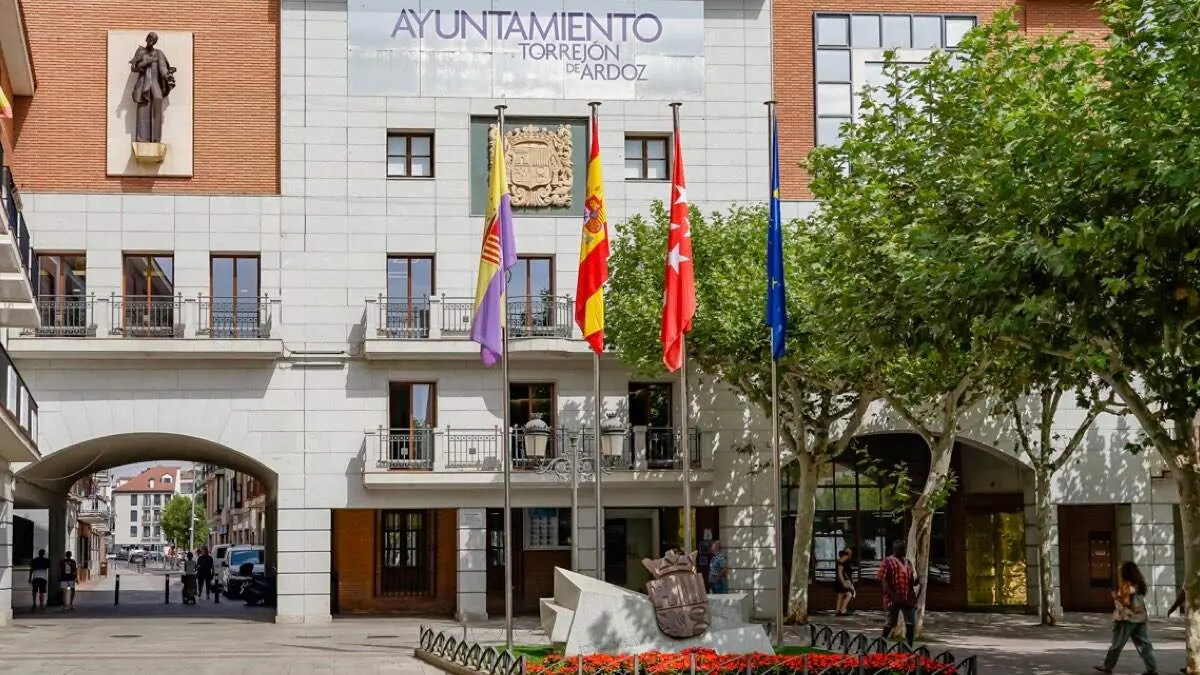 Fachada del Ayuntamiento de la localidad. AYTO. DE TORREJ&Oacute;N