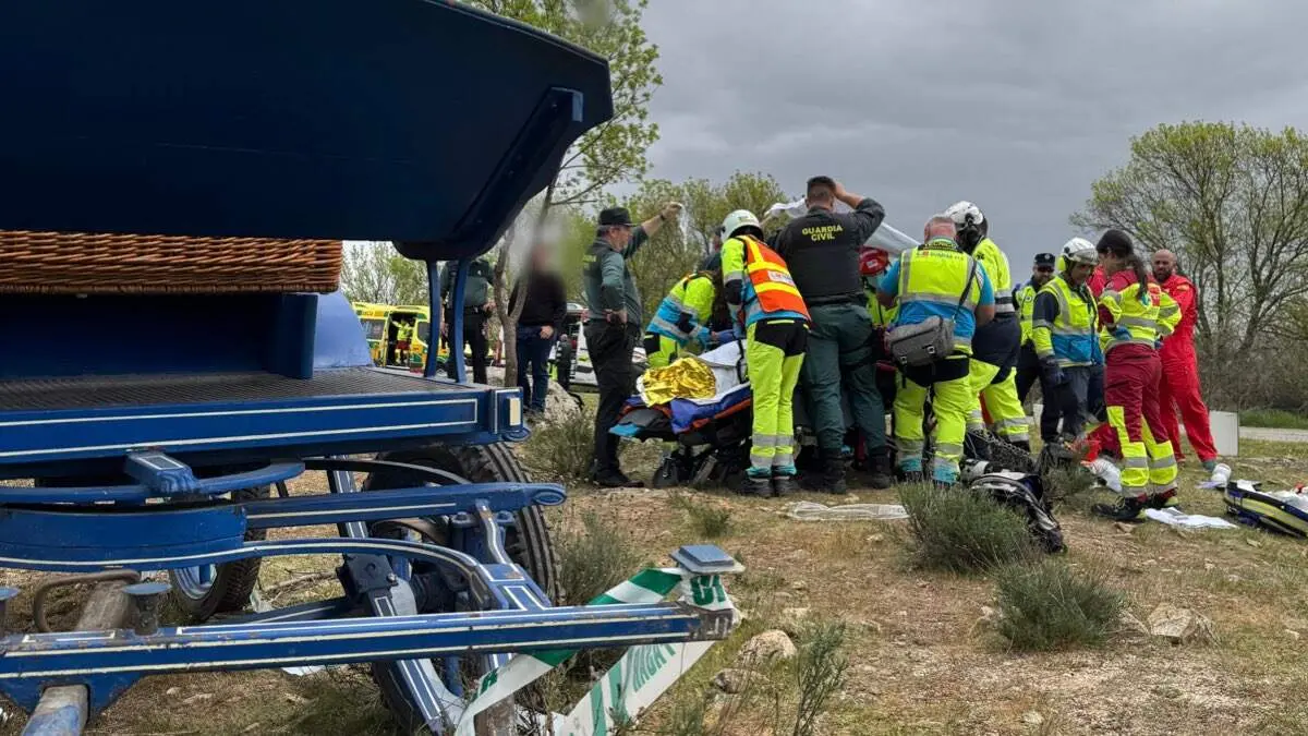 Atenci&oacute;n de los servicios de emergencia tras el accidente de un coche de caballos en Miraflores de la Sierra. 112 COMUNIDAD DE MADRID