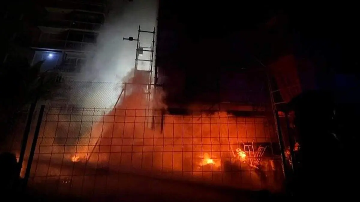Incendio en los bajos de un edificio en obras en Guadalajara durante la madrugada. BOMBEROS DE GUADALAJARA