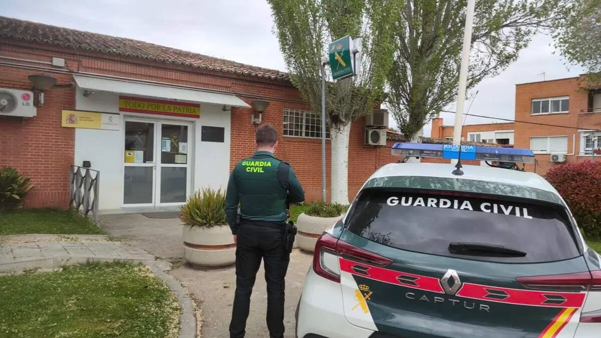Agente de la Guardia Civil ante el cuartel de Mejorada del Campo. GUARDIA CIVIL