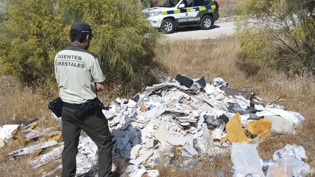 Agentes forestales inspeccionan un vertido ilegal. COMUNIDAD DE MADRID
