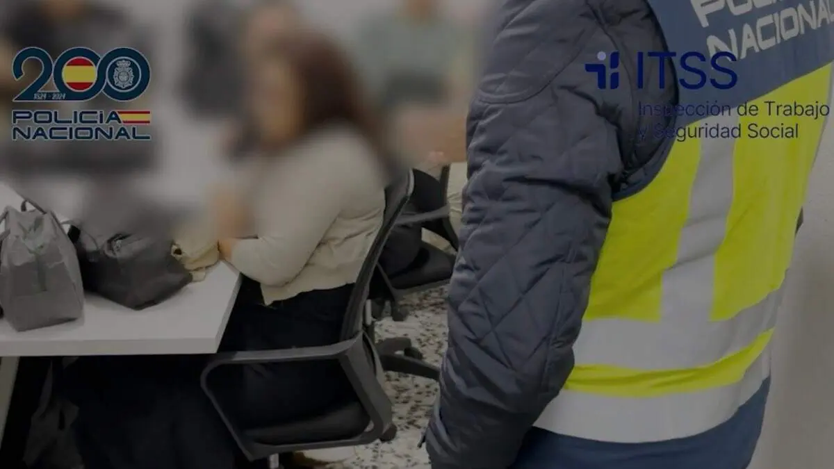 Agentes de la Polic&iacute;a Nacional durante la inspecci&oacute;n en uno de los call centers investigados. POLIC&Iacute;A NACIONAL