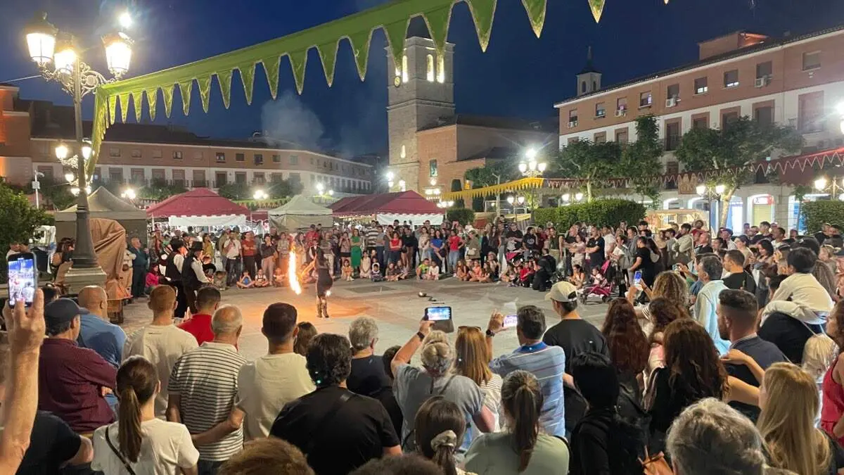 Espect&aacute;culo de fuego durante el Mercado Goyesco de Torrej&oacute;n de Ardoz en la edici&oacute;n de 2024. AYUNTAMIENTO DE TORREJ&Oacute;N DE ARDOZ