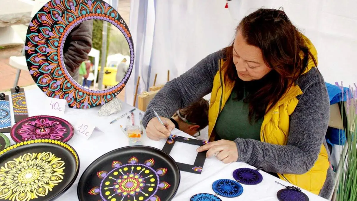 Artesana durante una edici&oacute;n anterior de la Feria de Arte y Artesan&iacute;a de Coslada. AYUNTAMIENTO DE COSLADA