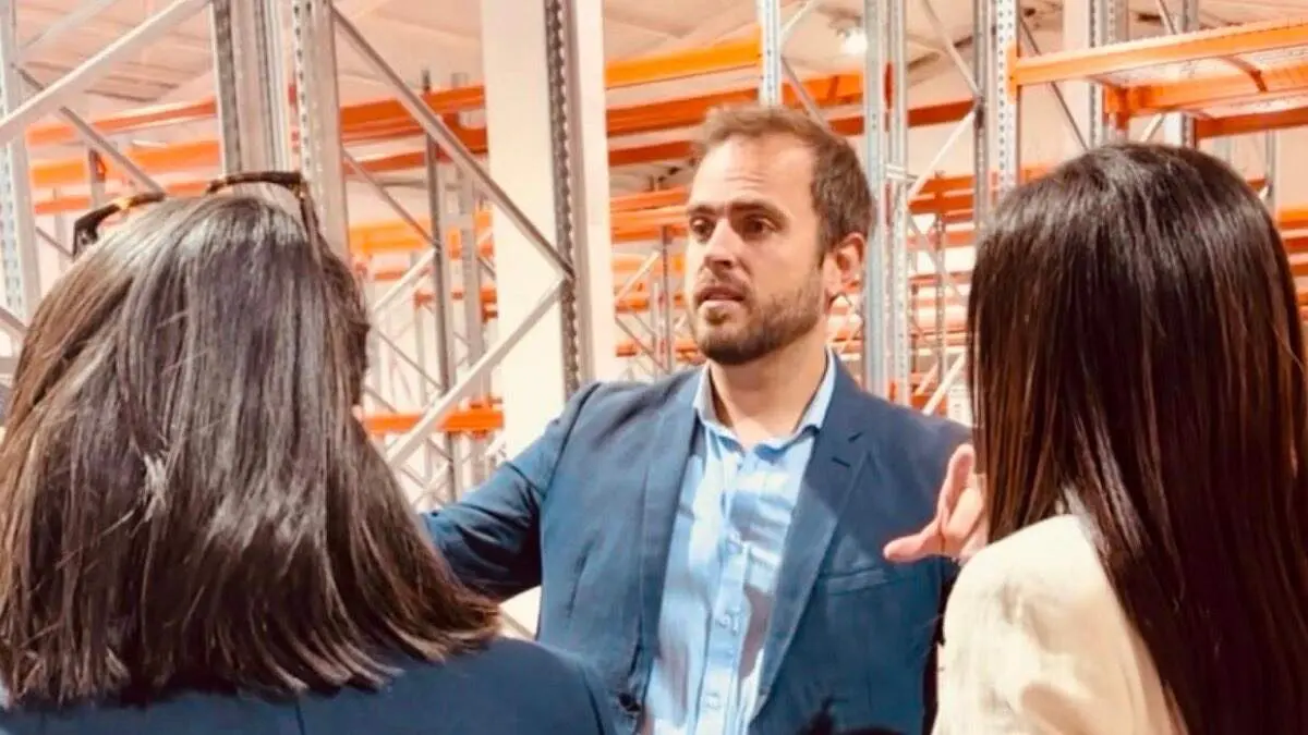 El alcalde de Arganda del Rey, Alberto Escribano, durante su visita a las instalaciones del Grupo Boniquet. AYUNTAMIENTO DE ARGANDA DEL REY