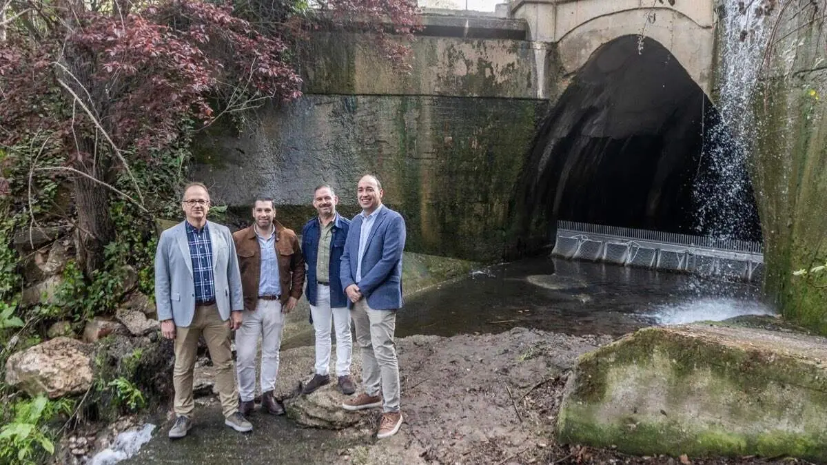 Representantes municipales junto al nuevo sistema de retenci&oacute;n de residuos en el aliviadero del Alam&iacute;n. AYUNTAMIENTO DE GUADALAJARA