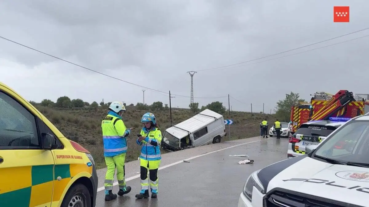 Furgoneta siniestrada tras el choque frontal en la M-311 en Morata de Taju&ntilde;a. 112 COMUNIDAD DE MADRID