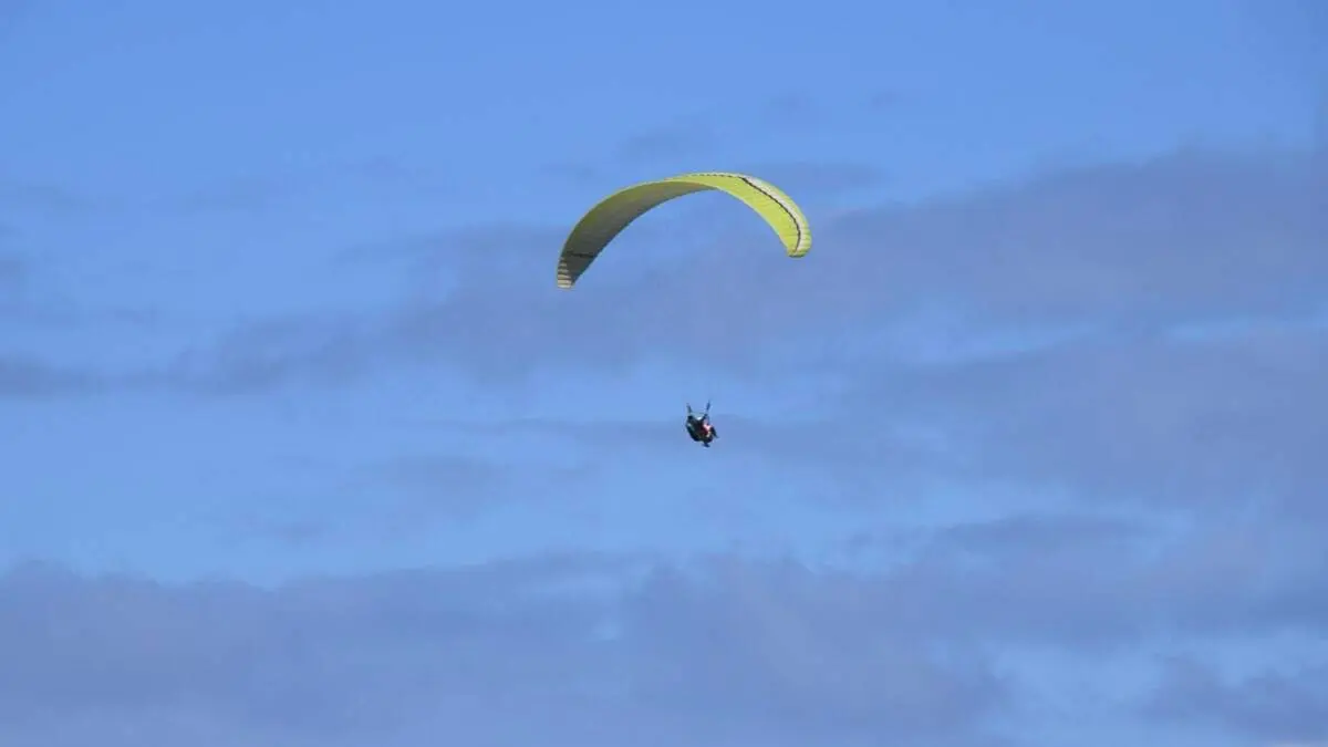 Parapente en vuelo en una imagen de archivo. SHUTTERSTOCK