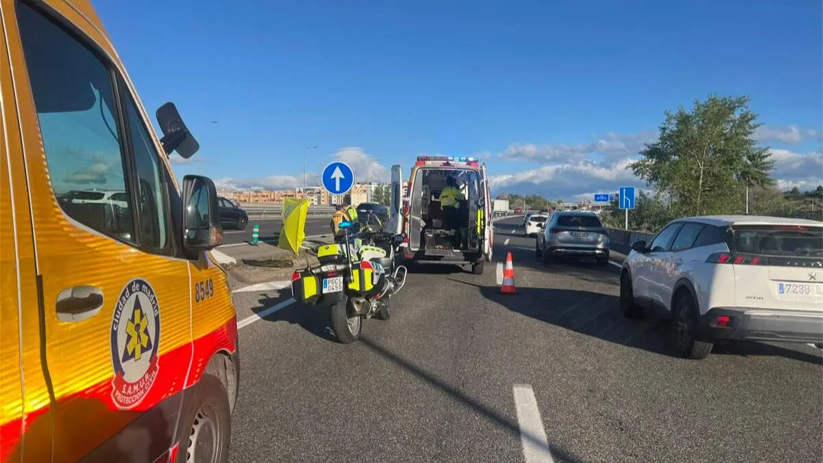 Intervenci&oacute;n de los sanitarios del SAMUR en el accidente de la M-40. EMERGENCIAS MADRID
